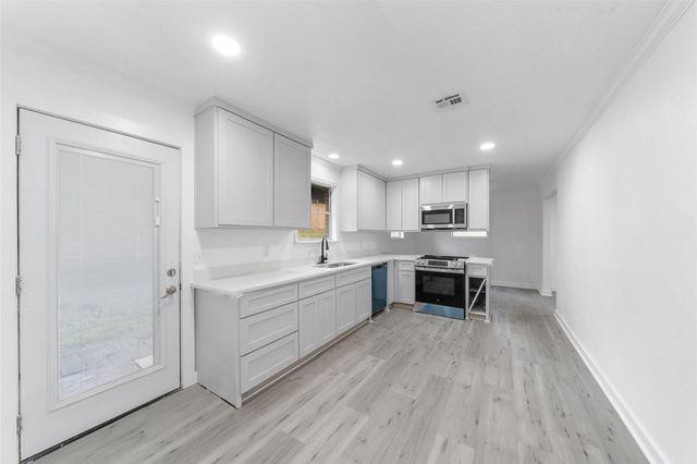 1911 Avenue O, Huntsville, TX 77340