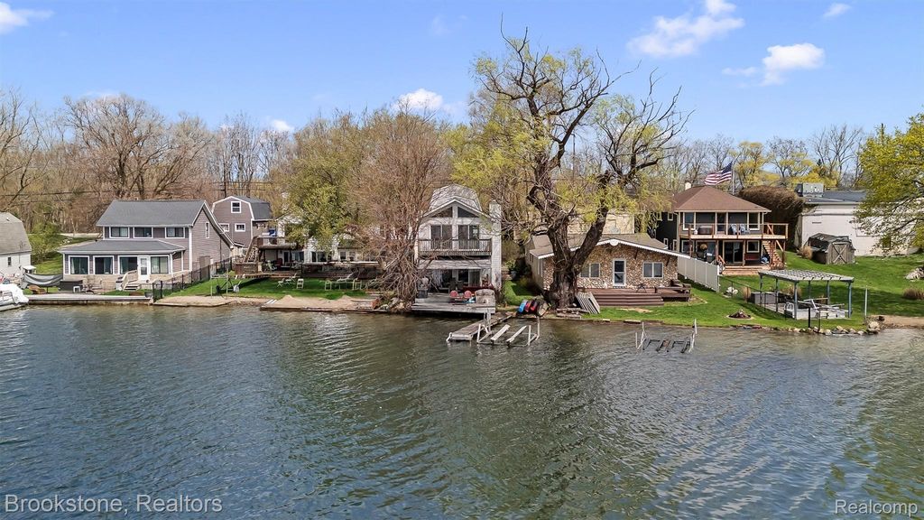 1940 S Ortonville Road, Brandon Charter Township, MI 48462