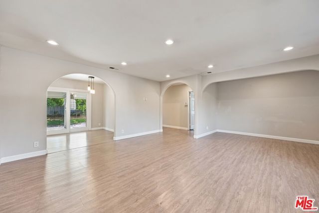 5945 Yarmouth Avenue, Los Angeles, CA 91316