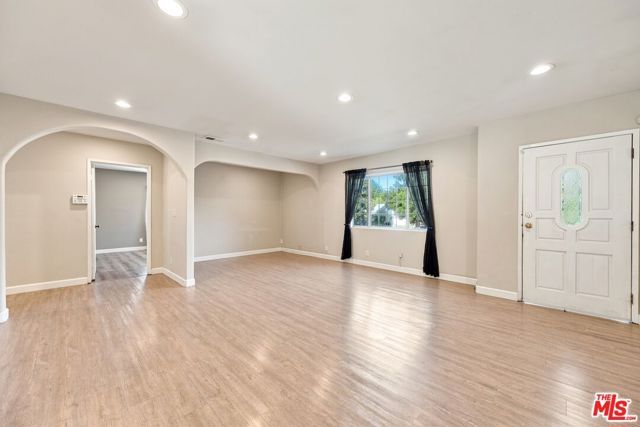 5945 Yarmouth Avenue, Los Angeles, CA 91316
