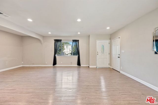 5945 Yarmouth Avenue, Los Angeles, CA 91316