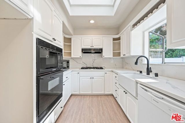 5945 Yarmouth Avenue, Los Angeles, CA 91316