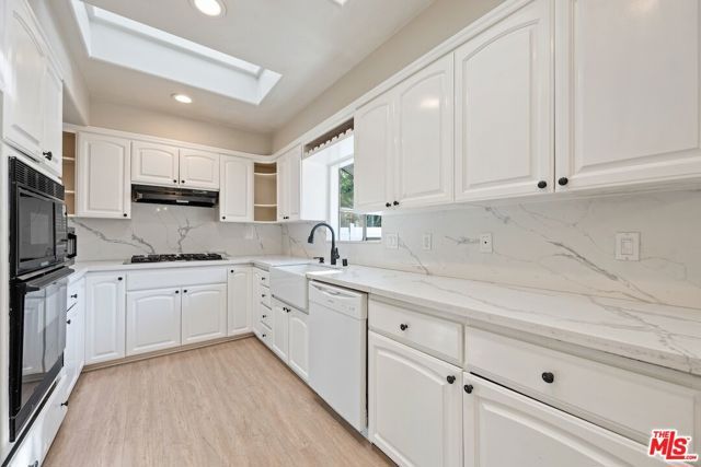 5945 Yarmouth Avenue, Los Angeles, CA 91316