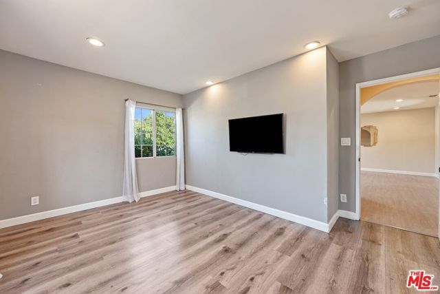 5945 Yarmouth Avenue, Los Angeles, CA 91316