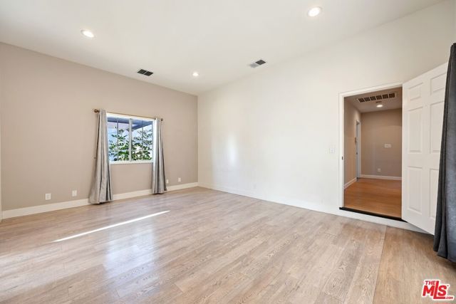 5945 Yarmouth Avenue, Los Angeles, CA 91316