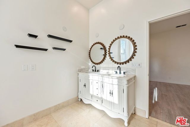 5945 Yarmouth Avenue, Los Angeles, CA 91316