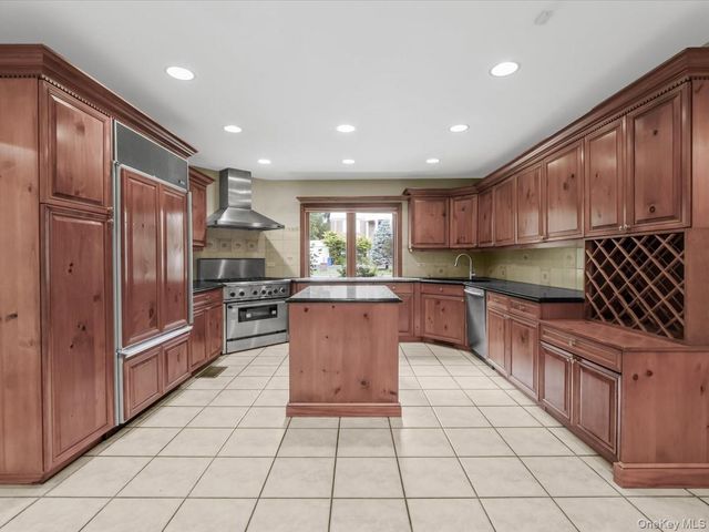 2 Amherst Road E, Great Neck, NY 11021