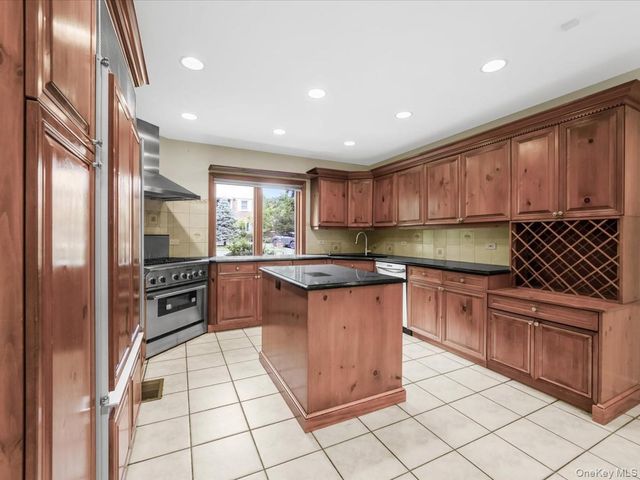 2 Amherst Road E, Great Neck, NY 11021