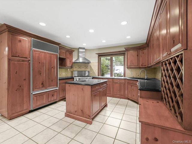 2 Amherst Road E, Great Neck, NY 11021
