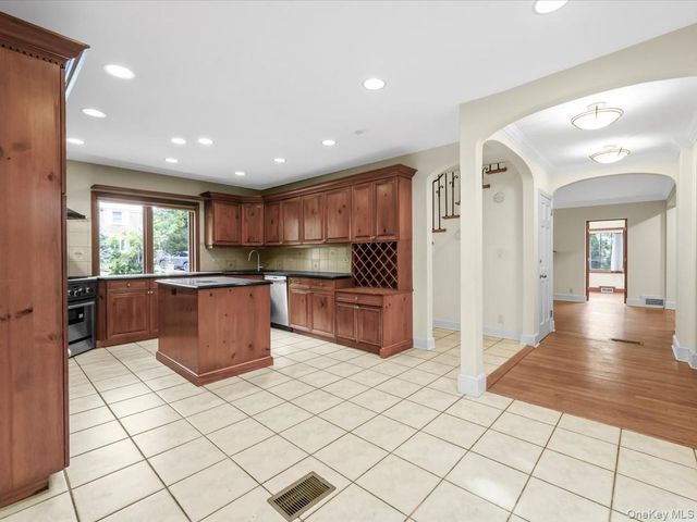 2 Amherst Road E, Great Neck, NY 11021