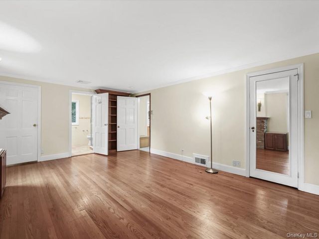 2 Amherst Road E, Great Neck, NY 11021