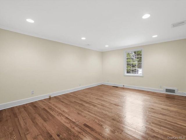 2 Amherst Road E, Great Neck, NY 11021