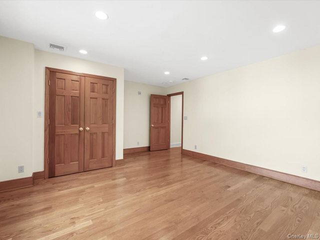 2 Amherst Road E, Great Neck, NY 11021