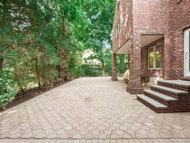 2 Amherst Road E, Great Neck, NY 11021