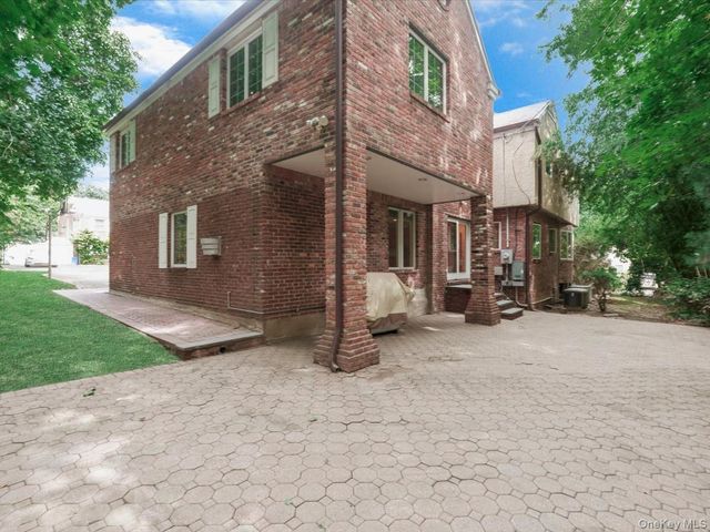 2 Amherst Road E, Great Neck, NY 11021