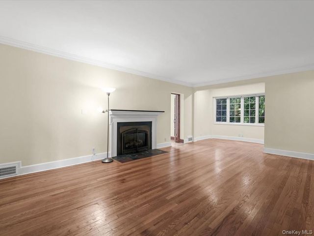 2 Amherst Road E, Great Neck, NY 11021