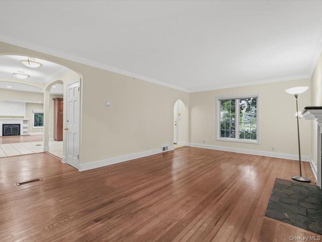 2 Amherst Road E, Great Neck, NY 11021