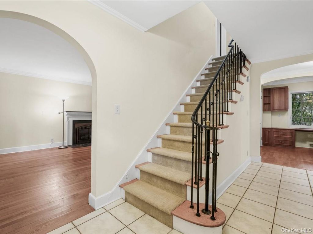 2 Amherst Road E, Great Neck, NY 11021 — photo 5