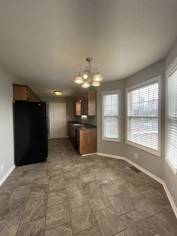 399 Paris Dr, Clarksville, TN 37042