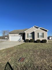 399 Paris Dr, Clarksville, TN 37042