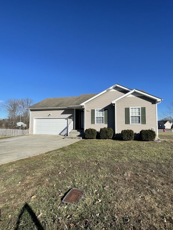 399 Paris Dr, Clarksville, TN 37042