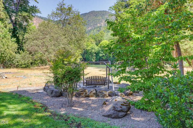 290 Chinook Park Lane, Grants Pass, OR 97527