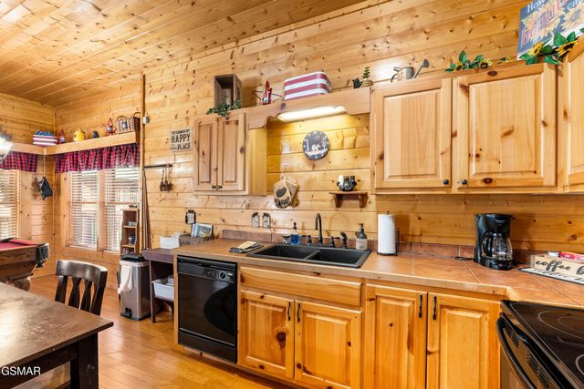 641 Chickasaw Gap Way, Pigeon Forge, TN 37863