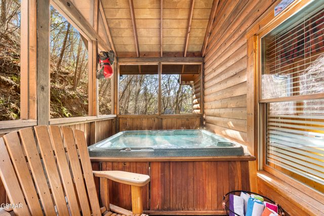 641 Chickasaw Gap Way, Pigeon Forge, TN 37863