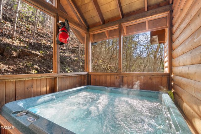 641 Chickasaw Gap Way, Pigeon Forge, TN 37863