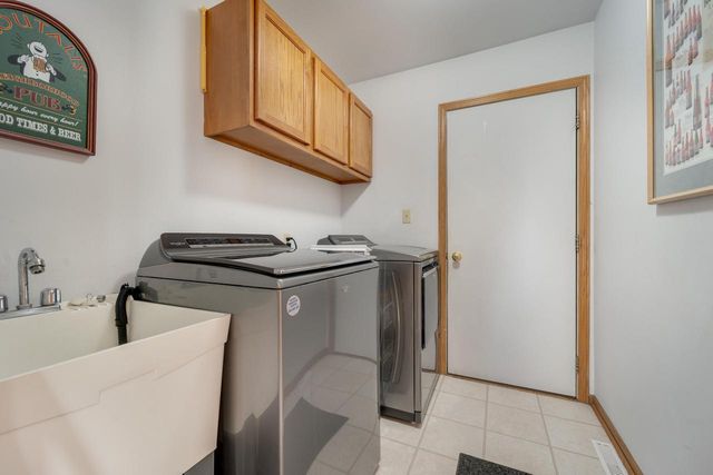 8350 S Golden Fields DRIVE, Oak Creek, WI 53154