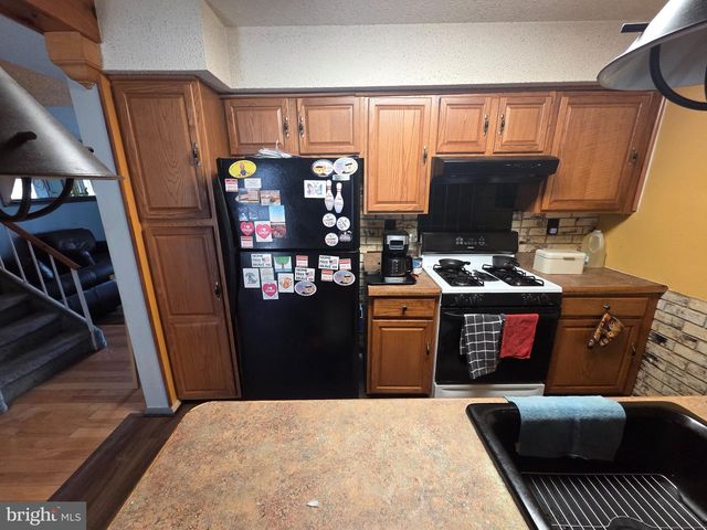 8406 LYONS PL, Philadelphia, PA 19153