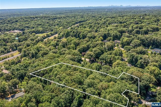 10 Deerfield Drive, Woodcliff Lake, NJ 07677
