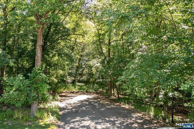 10 Deerfield Drive, Woodcliff Lake, NJ 07677