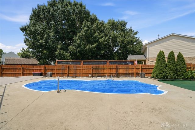 927 Golden Meadows Court, Trenton, OH 45067