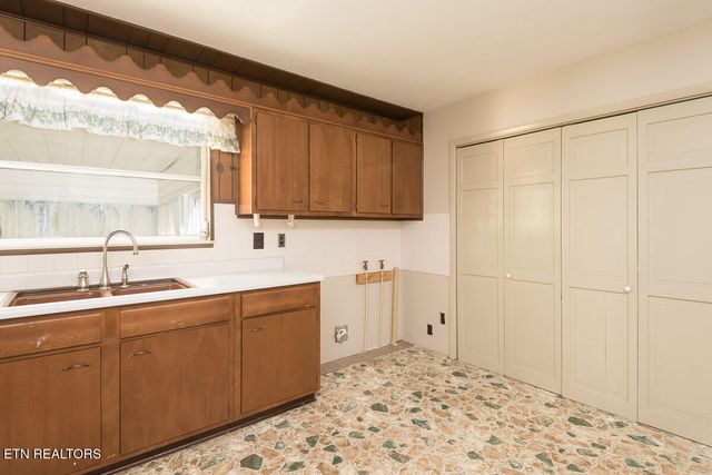 1940 Harris Rd, Knoxville, TN 37924