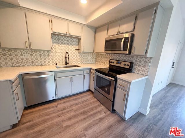 7300 Corbin Avenue M, Reseda (los Angeles), CA 91335