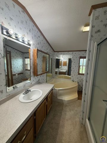6935 SE 53rd St, Tecumseh, KS 66542