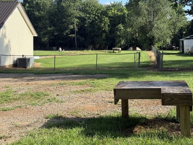 2438 Chester Harris Rd, Woodlawn, TN 37191