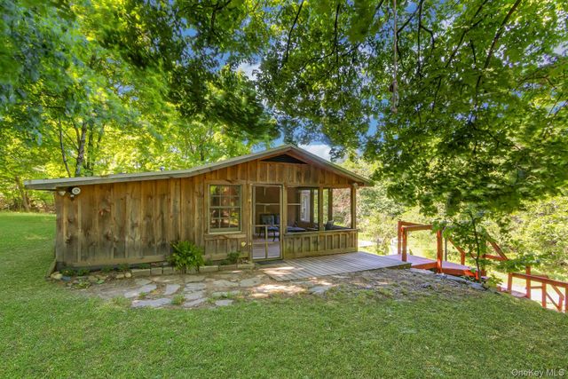 6 Woods Road, Rhinebeck, NY 12572