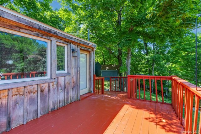 6 Woods Road, Rhinebeck, NY 12572
