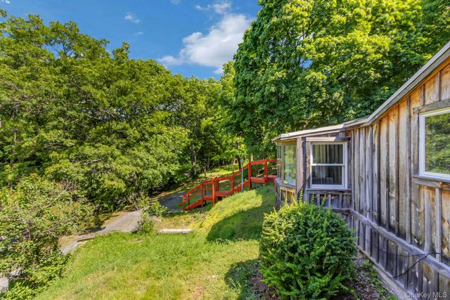 6 Woods Road, Rhinebeck, NY 12572
