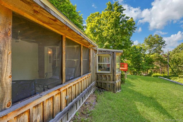 6 Woods Road, Rhinebeck, NY 12572