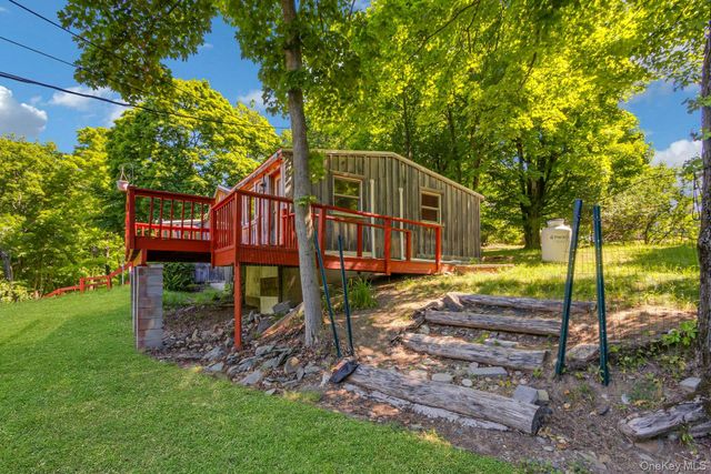 6 Woods Road, Rhinebeck, NY 12572