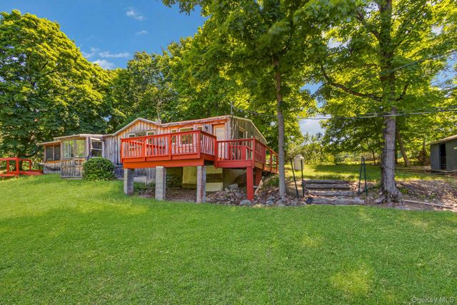 6 Woods Road, Rhinebeck, NY 12572