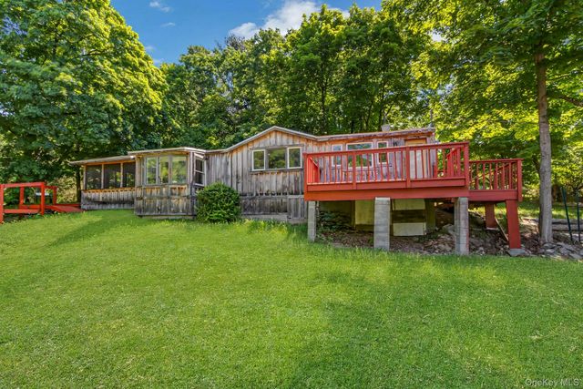 6 Woods Road, Rhinebeck, NY 12572