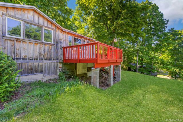 6 Woods Road, Rhinebeck, NY 12572