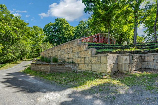 6 Woods Road, Rhinebeck, NY 12572