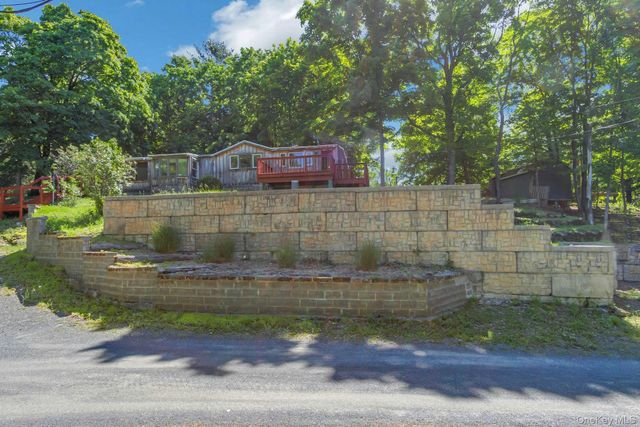 6 Woods Road, Rhinebeck, NY 12572