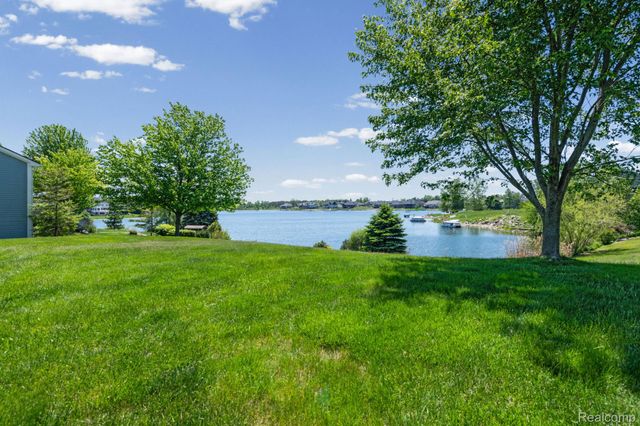 840 Cross Circle, Oxford Charter Township, MI 48371