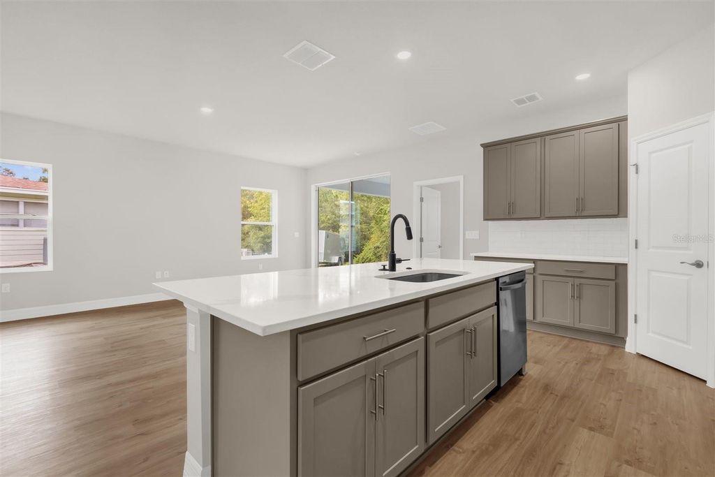 Image 9 of property listing at 13990 SW 34TH TERRACE ROAD, Ocala, FL 34473